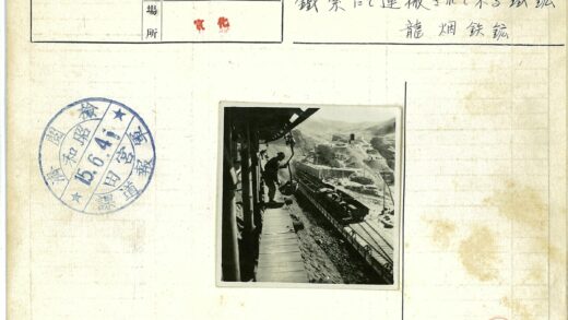 铁路工人操作设备工作场景.jpg