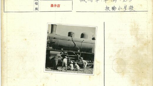 铁路工人检修蒸汽机车.jpg