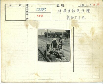 铁路工人检修铁轨工作场景.jpg