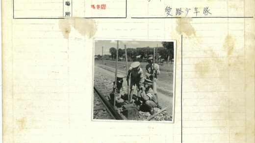 铁路工人检修铁轨工作场景.jpg