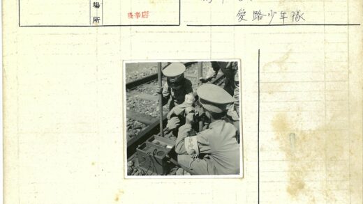 铁路工人检修铁轨工作照.jpg