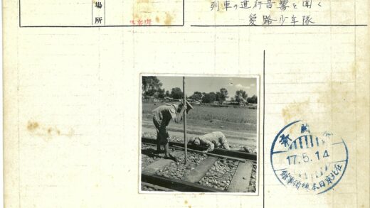铁路工人检查轨道与测量工作.jpg