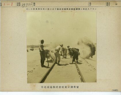 铁路工人清理沙埋铁轨.jpg