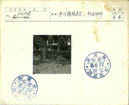 铁路工人紧固螺栓施工实景.jpg