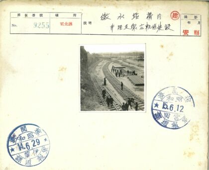 铁路工人组装铁轨施工场景.jpg