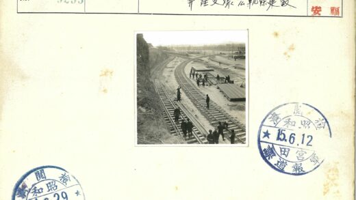 铁路工人组装铁轨施工场景.jpg