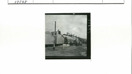 铁路工人装卸货物历史场景.jpg