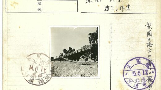 铁路工人车厢顶部作业.jpg