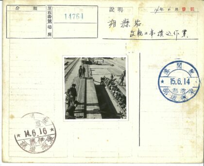 铁路工人铺设铁轨施工现场.jpg
