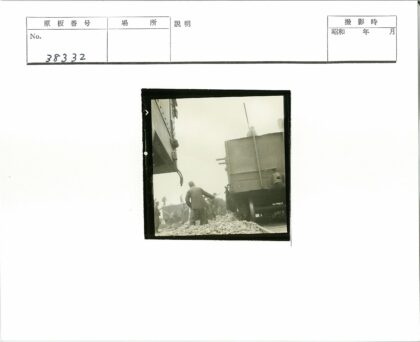 铁路工人阴天铲料作业.jpg