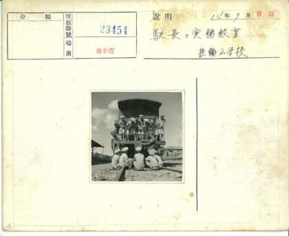 铁路工人集结车厢旁工作场景.jpg
