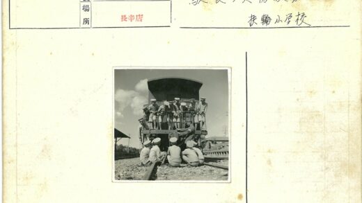铁路工人集结车厢旁工作场景.jpg