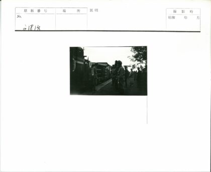 铁路工作人员与停靠列车.jpg