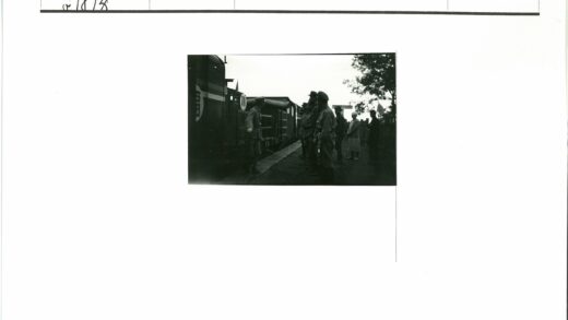 铁路工作人员与停靠列车.jpg