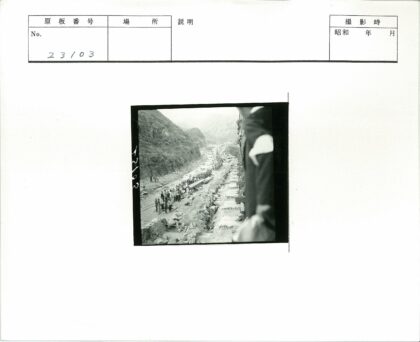 铁路工地工人在岩石山区工作.jpg