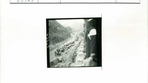 铁路工地工人在岩石山区工作.jpg