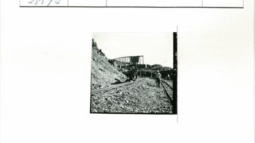铁路工地独轮车工人施工.jpg