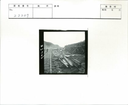 铁路建设中的工人与山脉景观.jpg