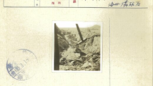 铁路建设中的鹤嘴锄与岩石丘陵.jpg