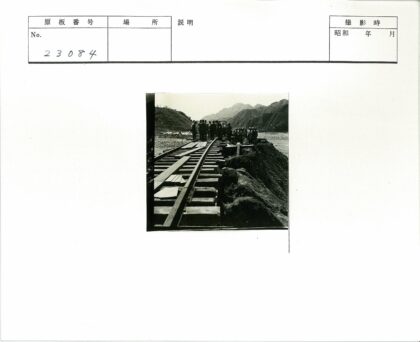 铁路建设者在丘陵田野间施工.jpg