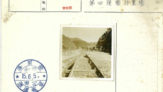 铁路建设者在岩石山脉施工.jpg