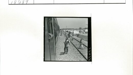 铁路旁人群与田野帐篷.jpg
