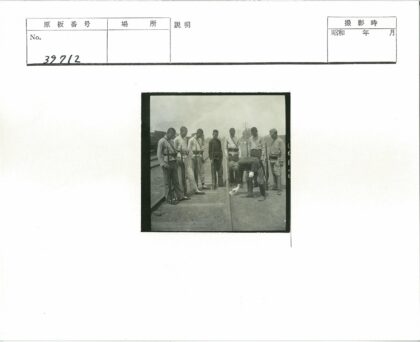 铁路旁士兵检查铁轨旧照.jpg