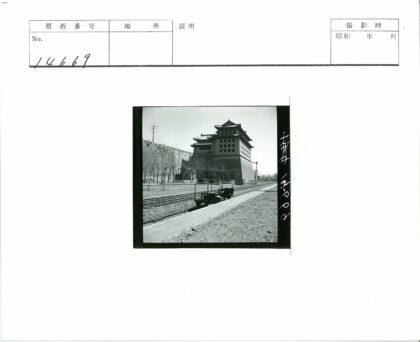 铁路旁宝塔顶建筑与冬日轨道.jpg