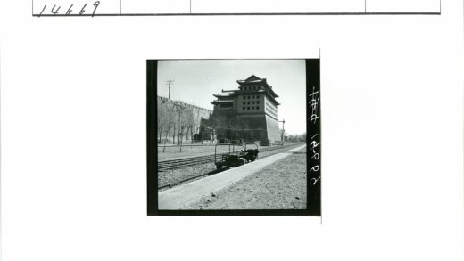 铁路旁宝塔顶建筑与冬日轨道.jpg