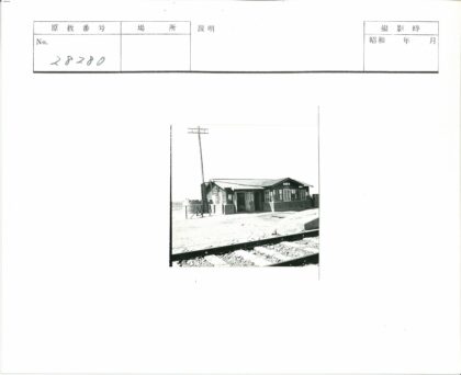 铁路旁尖顶建筑与电线杆.jpg