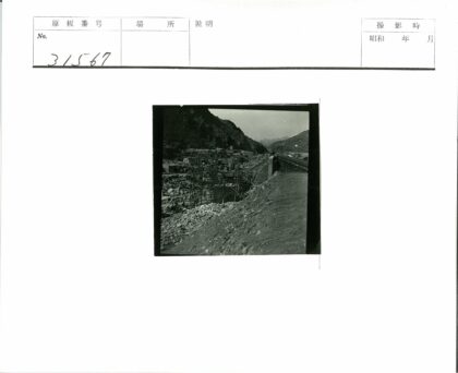铁路旁岩石山地建筑工地.jpg
