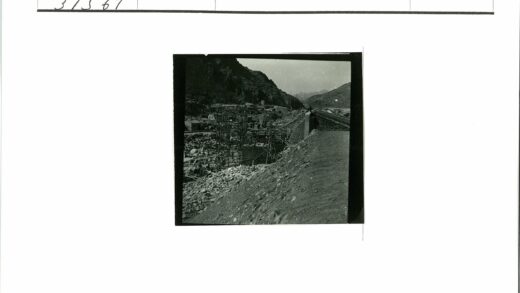 铁路旁岩石山地建筑工地.jpg