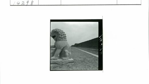 铁路旁巨型石狮雕像与长墙.jpg