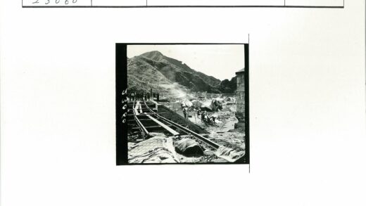 铁路旁帐篷露营的青山晴空.jpg