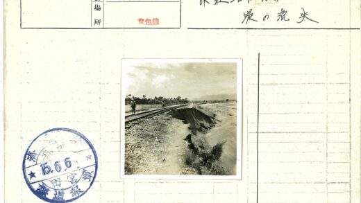 铁路旁干涸地貌与乡村树林.jpg