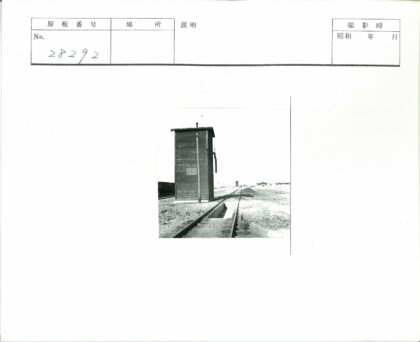 铁路旁木屋荒野景观.jpg
