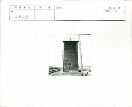 铁路旁木结构波纹屋顶建筑.jpg
