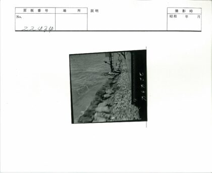 铁路旁沙袋与信号柱水域风景.jpg