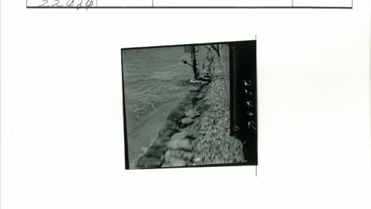 铁路旁沙袋与信号柱水域风景.jpg