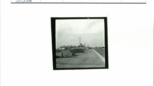 铁路旁的临时帐篷与远方建筑.jpg