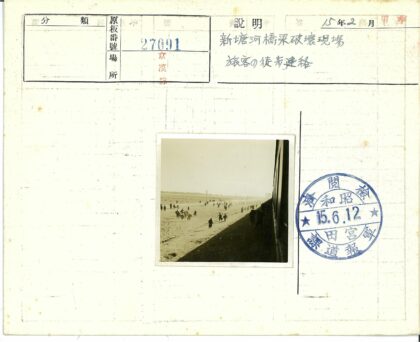铁路旁的沙地与远方火车.jpg