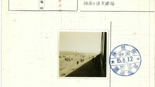 铁路旁的沙地与远方火车.jpg