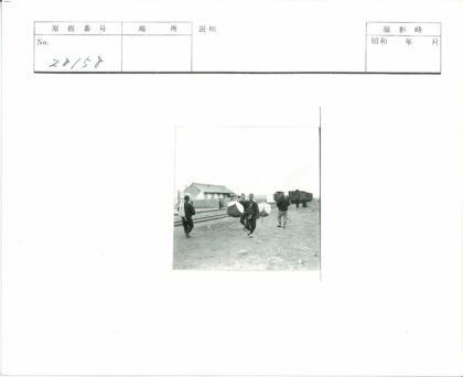 铁路旁的背包行人.jpg