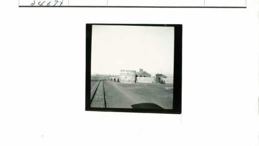 铁路旁石头建筑与人群远景.jpg