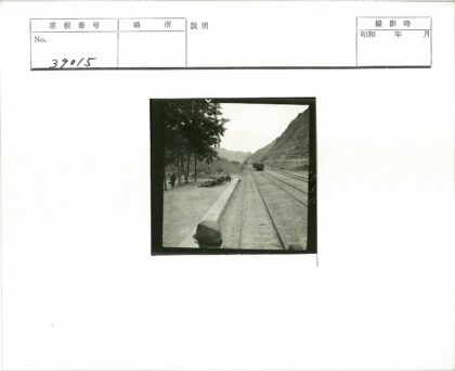 铁路月台与山区景观.jpg