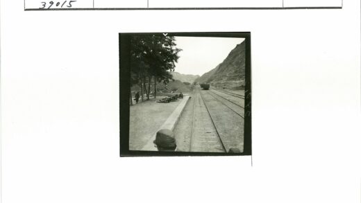 铁路月台与山区景观.jpg