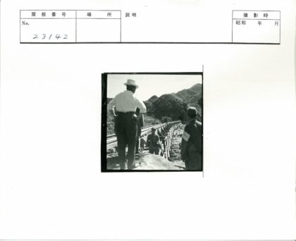 铁路桥与山脉三人合影.jpg