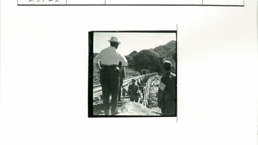 铁路桥与山脉三人合影.jpg
