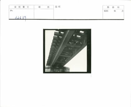 铁路桥底部金属木结构近景.jpg