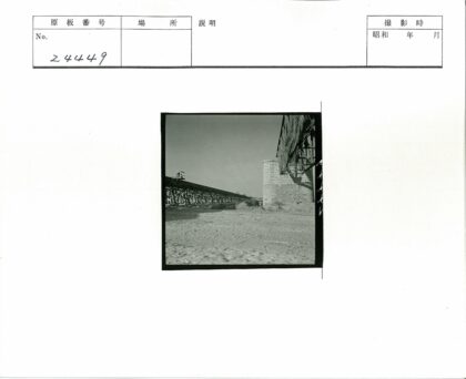 铁路桥延伸干旱景观.jpg
